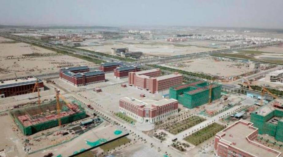 据相关报道,"新疆和田大学"目前正在筹建中,待批准后将成为和田地区第