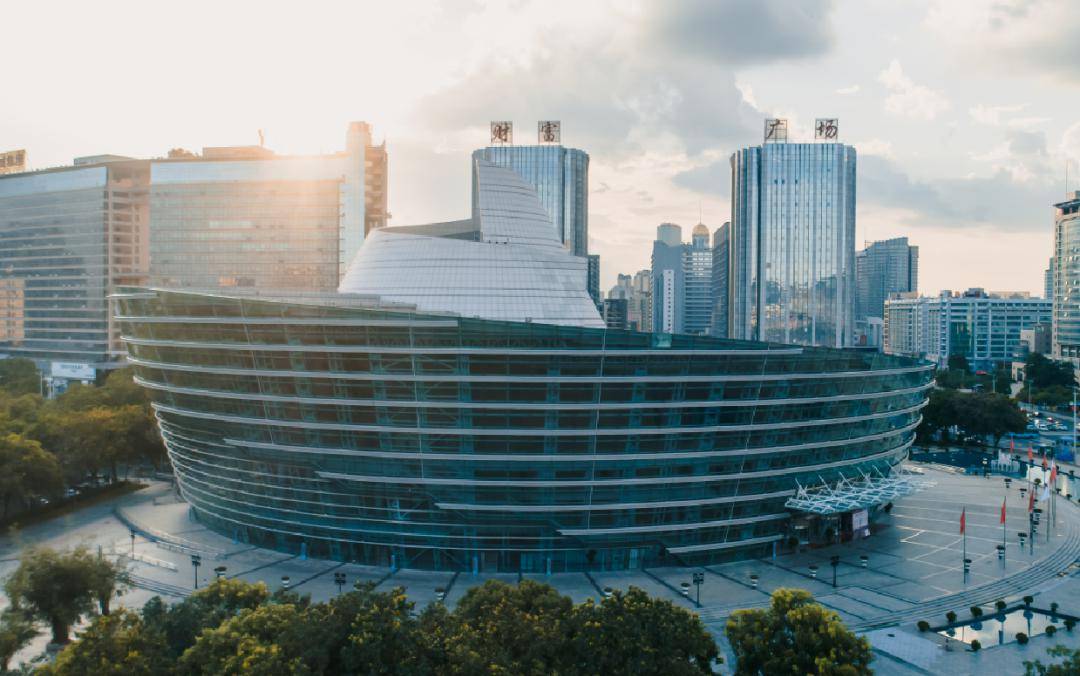 官宣!东莞玉兰大剧院保利青少年中国舞团开团啦!并邀请全市热爱舞蹈的