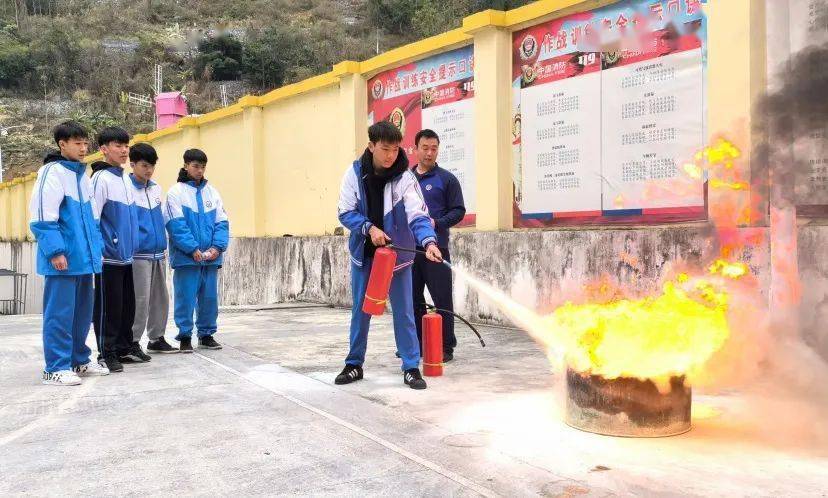在消防员的指导下体验应邀来到凤山县消防救援大队等5名学生廖克壮,黎