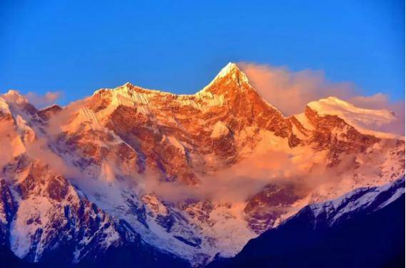 早餐后,出发前往游览苯日神山-雅尼湿地公园-尼洋河风光带,苯日神山是