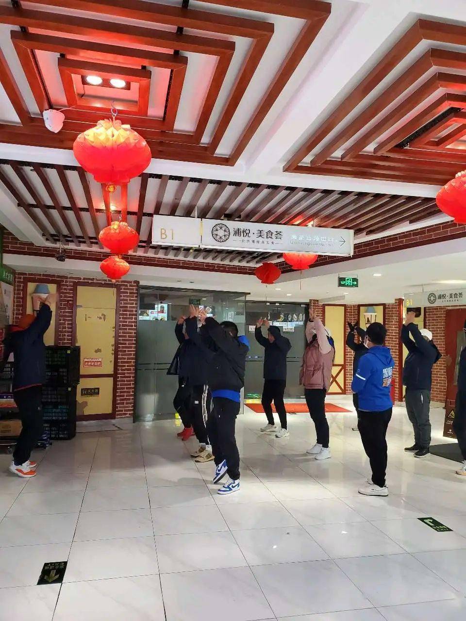 可是,大家不知道的是,就在二个小时前,他们还利用吃饭的间隙抽空排练