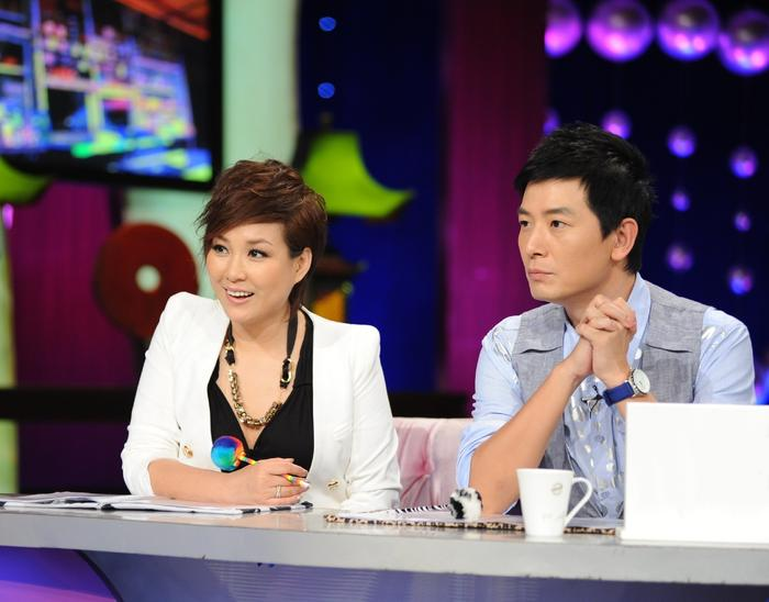 李静和戴军搭档主持《超级访问》.