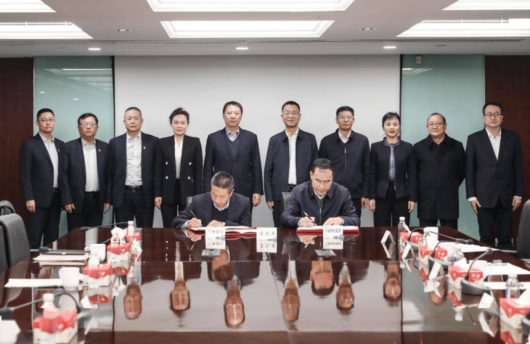 兰州银行党委副书记,行长蒲五斤主持仪式,并与水投集团党委副书记,总