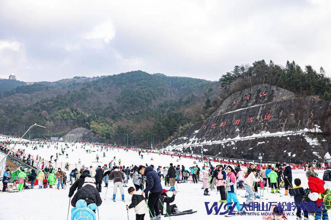 临安大明山万松岭滑雪场是江浙沪滑雪爱好者最火的"打卡地".