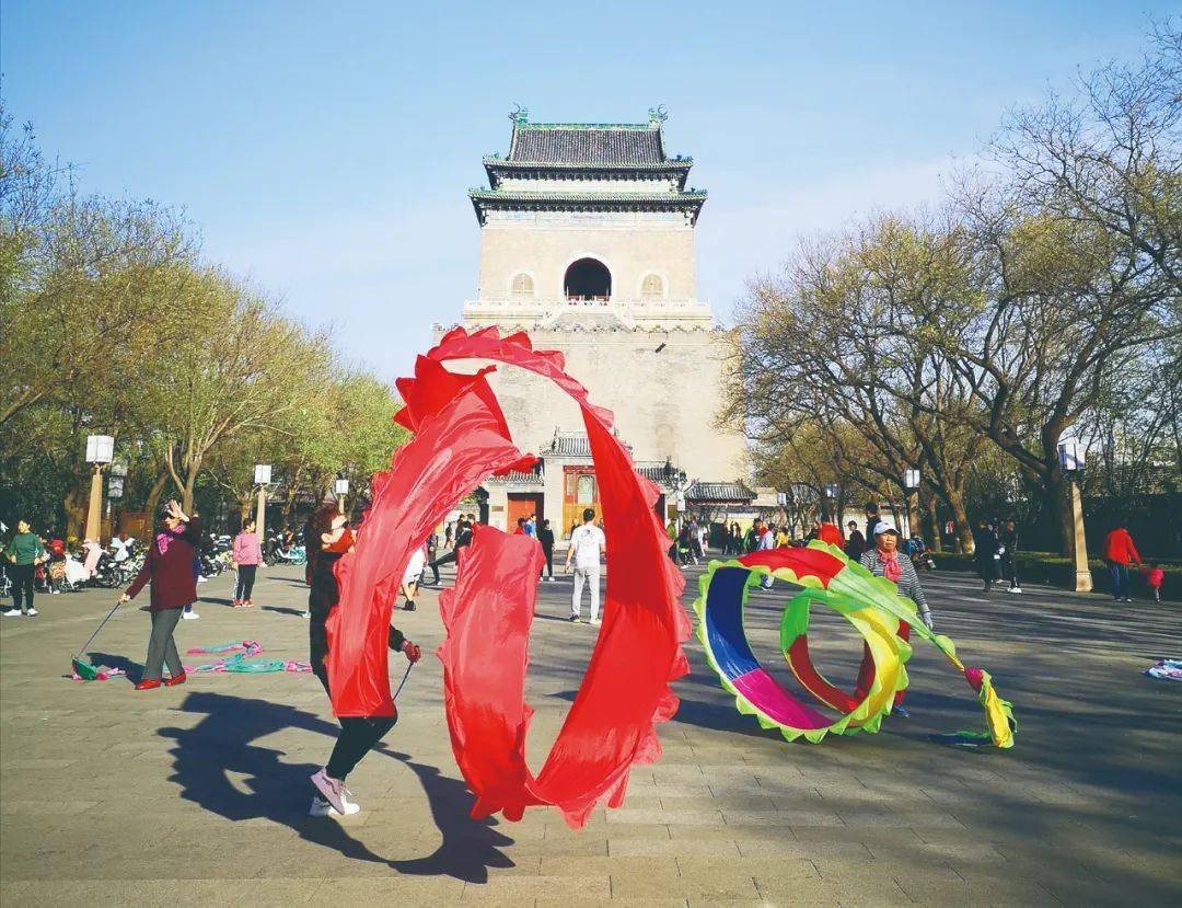 摄革命精神代代相传   杨广宏/摄北海公园白塔 严济民/摄盘锦苹果树