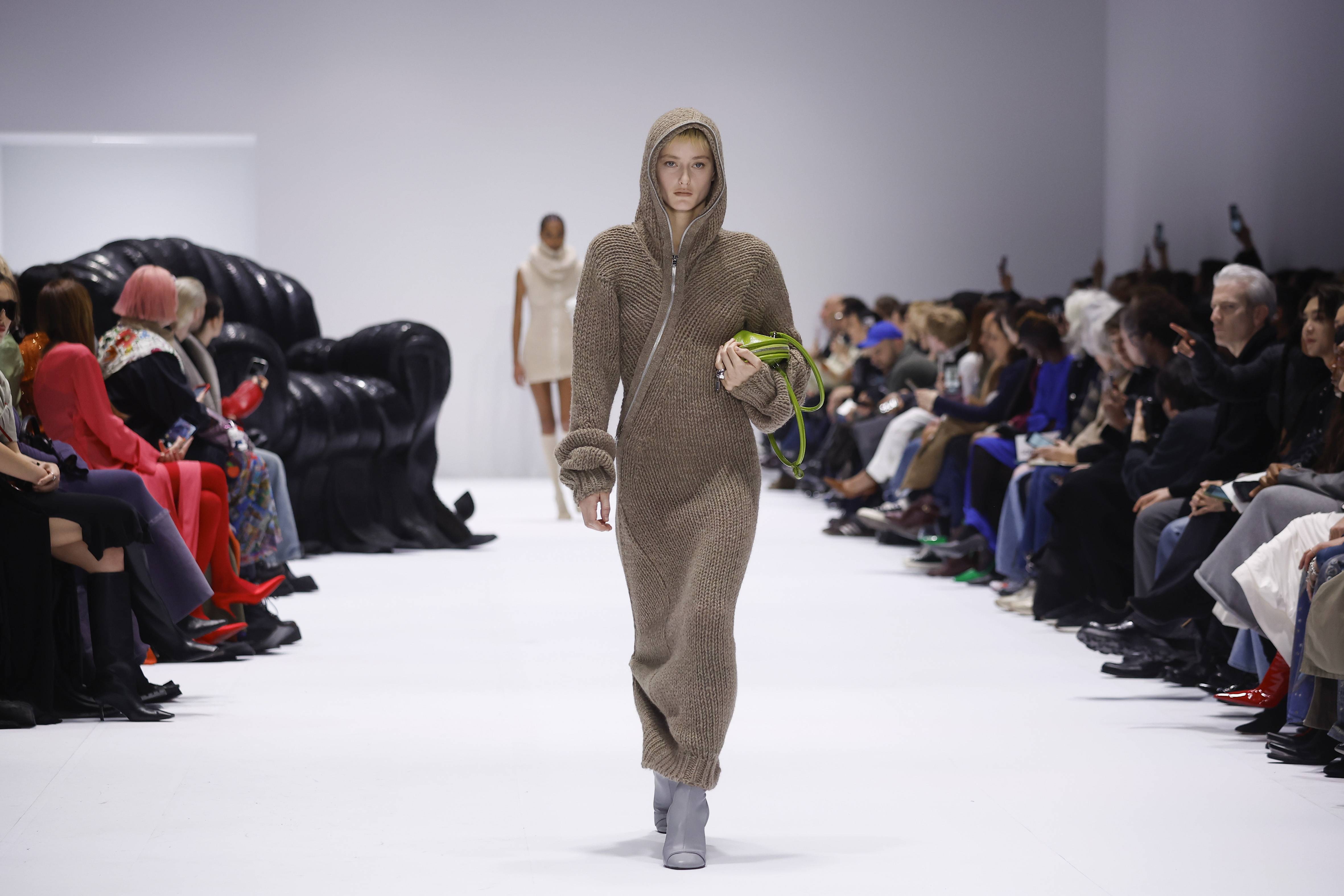 新华社/欧新新华社/法新新华社/路透2月28日,模特在法国巴黎时装周上