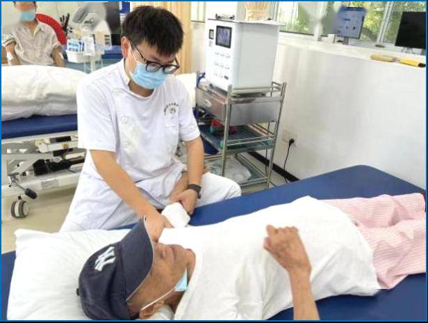 医院成立华山医院吴毅主任专家工作室,有效推动了优质医疗资源下沉