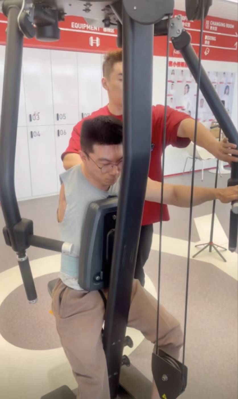 济南小伙因意外失去右臂右腿健身增肌50余斤网友是我偶像