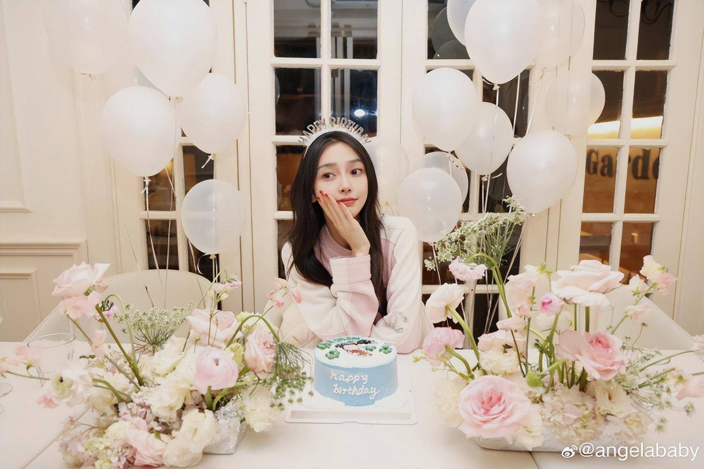 晒出的单人照片中,angelababy戴皇冠涂着鲜红色指甲油,打扮精致,被