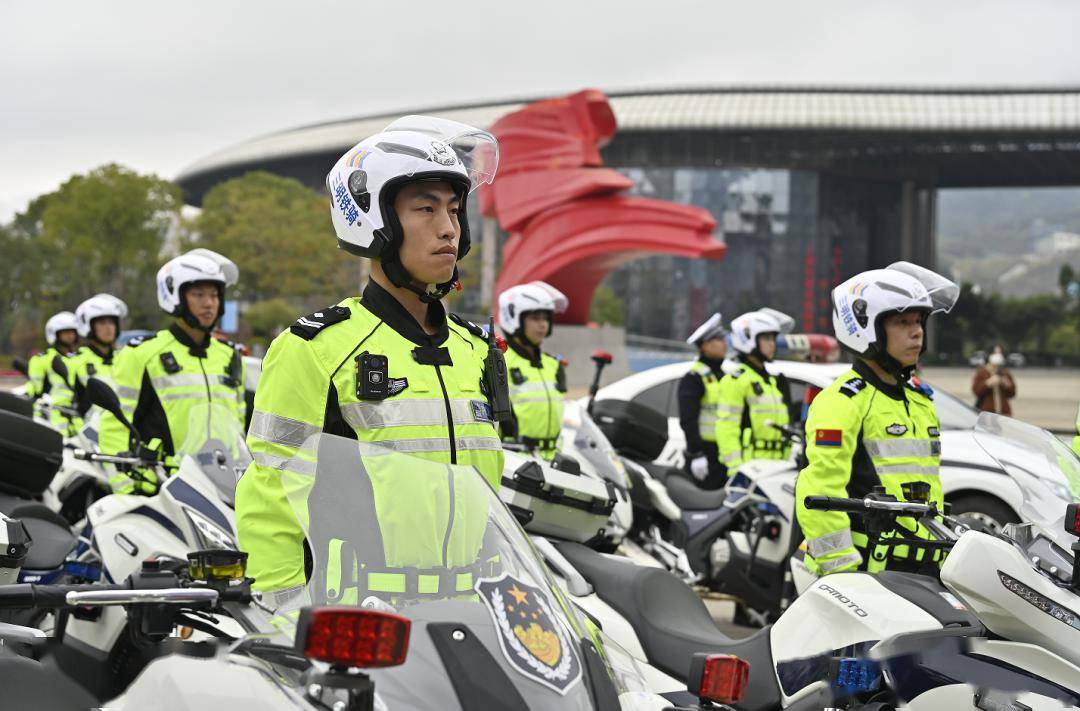 交警铁骑配枪图片