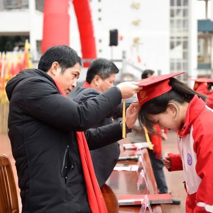 融水中学举行高考百日冲刺誓师大会,现场超燃!_成人_青春_高三