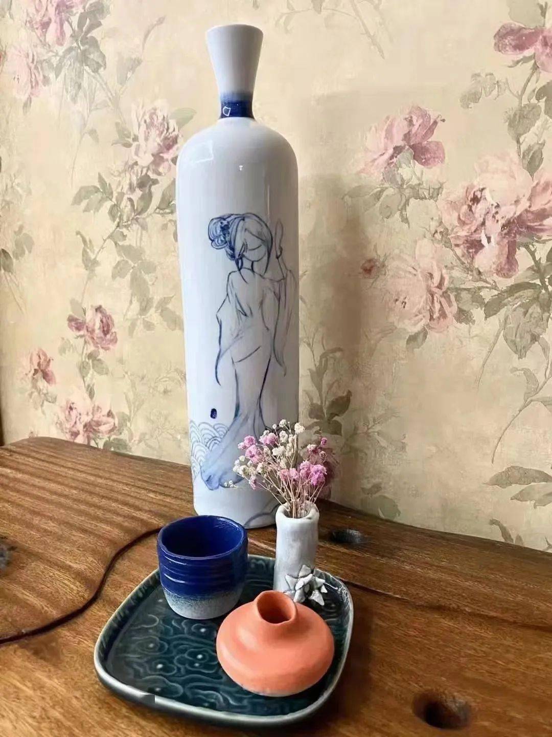 上釉再经高温烧制而成的一种平面陶瓷工艺品