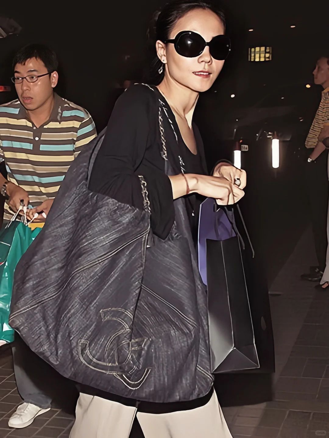 王菲一出现同款帆布包就卖断货,来看看这几年她都在穿什么小众品牌_se