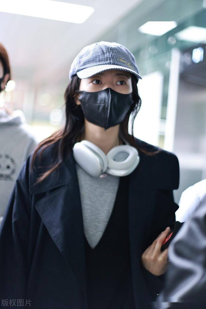 周雨彤上海到达,黑色风衣潇洒利落_机场