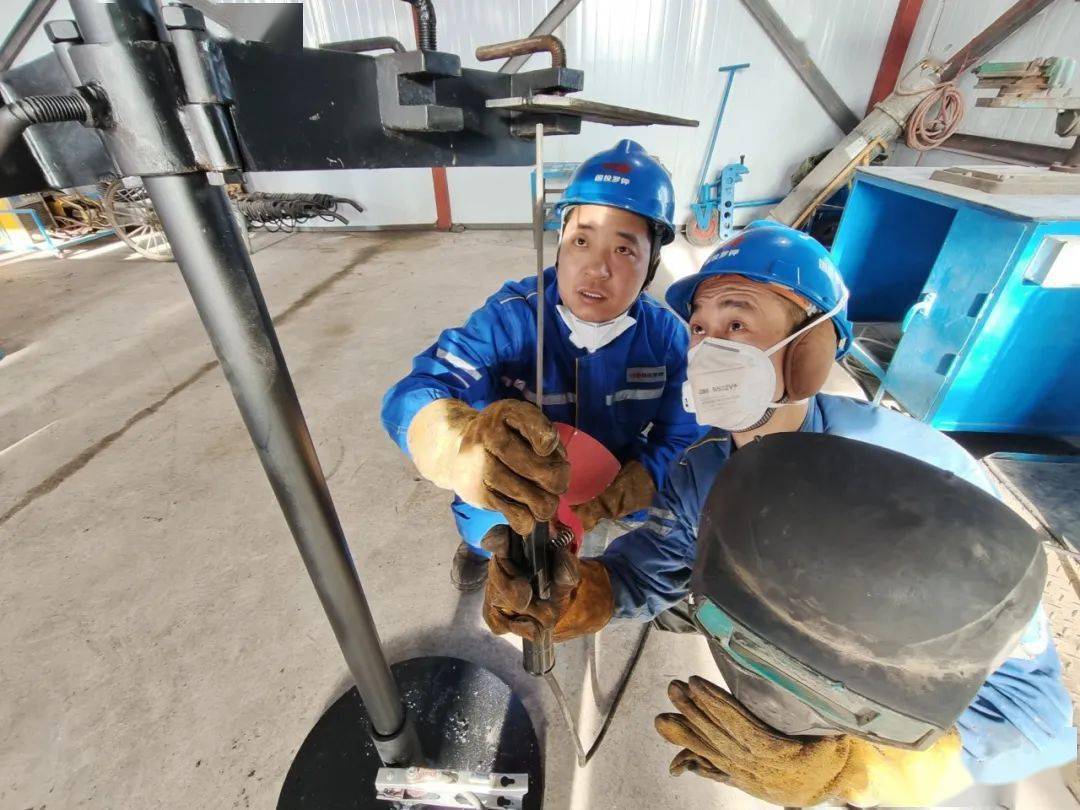 他快速成长喜世东入司以后,成为硫酸钾厂机动车间的一员,从事电焊工作