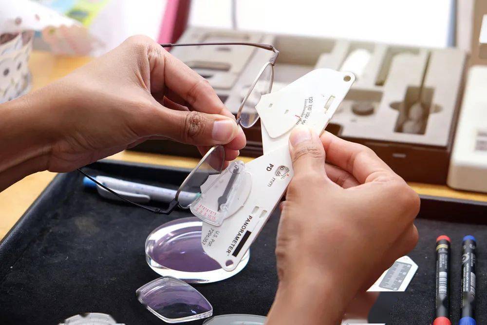 影响戴镜舒适度眼镜就会产生棱镜效应瞳孔中心偏离镜片的光学中心可能