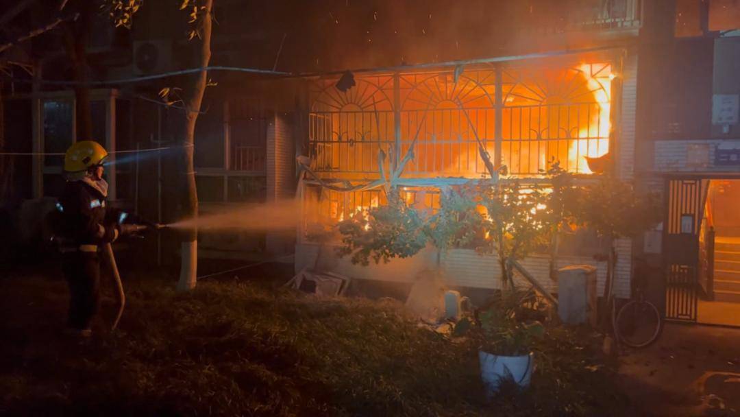 74岁女子纵火致44辆电动车被烧毁?官方通报→_侯马市_车棚_男子