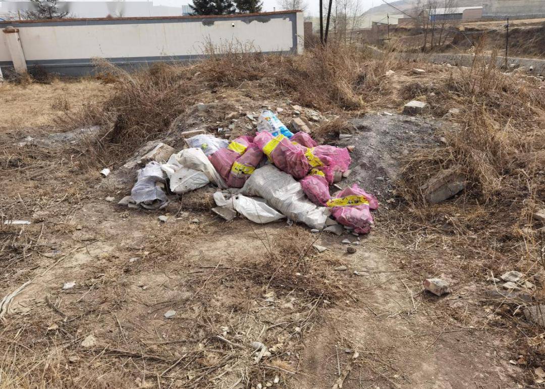 临潭县卓洛乡下园子村建筑垃圾堆积未清理;临潭县长川乡冯旗村收集点