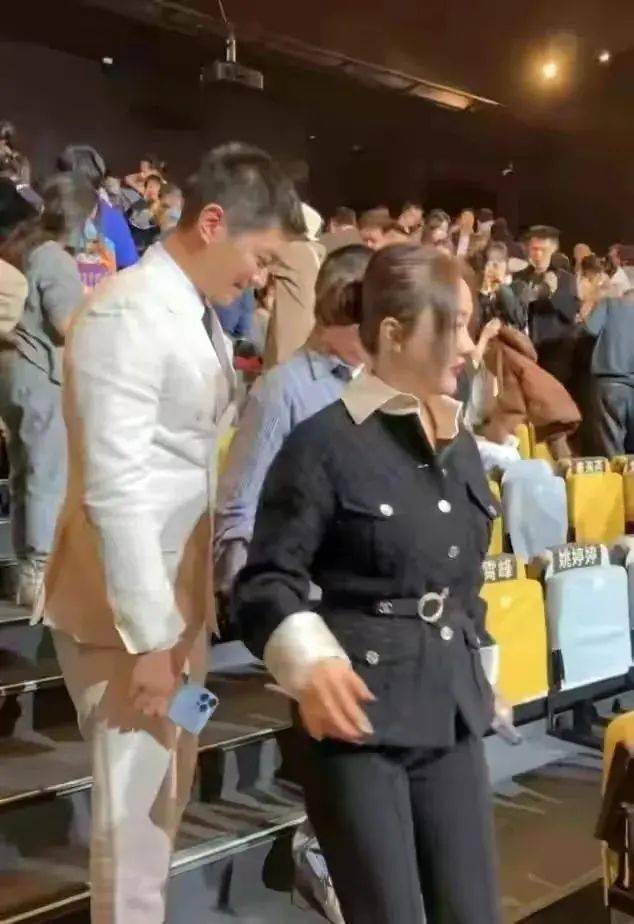 面部浮肿脸也僵,走路得让杜江搀扶宠成女王_身材_效果_黑色