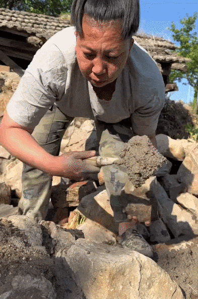 她是战狼版李子柒徒手能扛一头猪迷之吸引脆皮年轻人引1800w人围观火