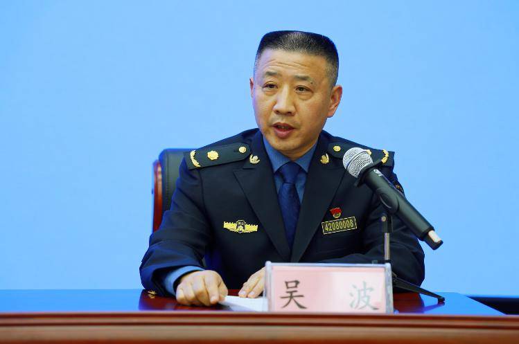 市城管委副县级干部吴波一是强化组织领导.