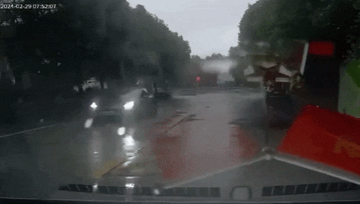 白色车辆也紧随其后粉色车辆行驶速度极快视频显示发生交通事故苏震桃