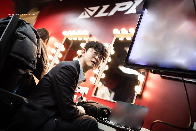 poppy教练:因为xiamu本身他也离开赛场很久嘛,这次重新回来然后发现他