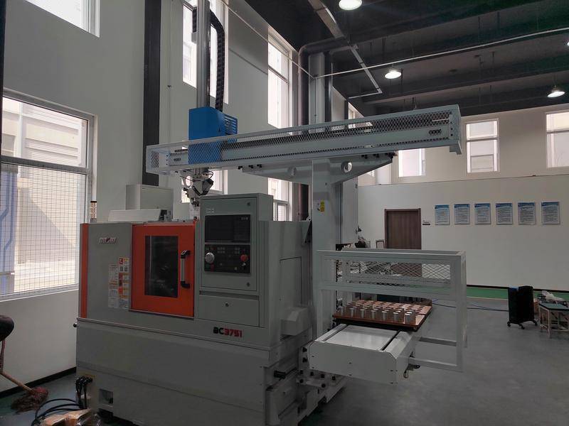 西安华中数控67用中国大脑装备中国数控机床