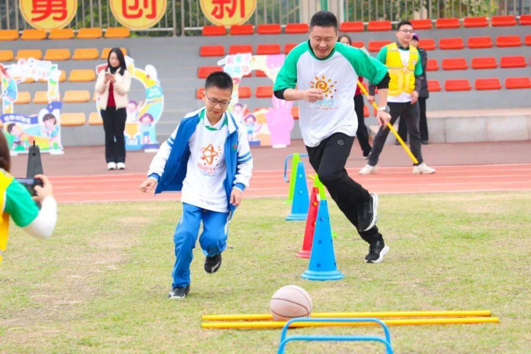 家校零距离陪伴不缺席小学校区四年级举行亲子趣味活动