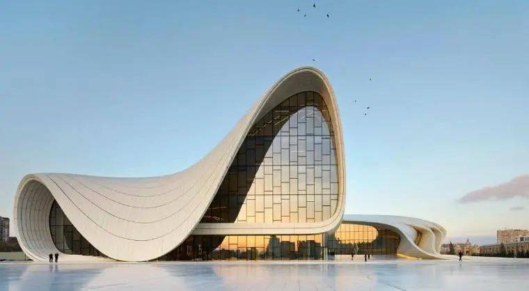 扎哈43岁时建成的第一座建筑——维特拉消防站(图源:archdaily)2004年