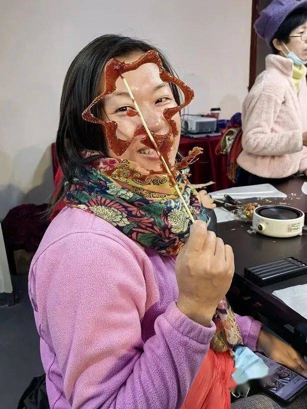 妇女们展示糖画作品【项目简介】"南粤巧手工坊"非遗手作助推社区妇女