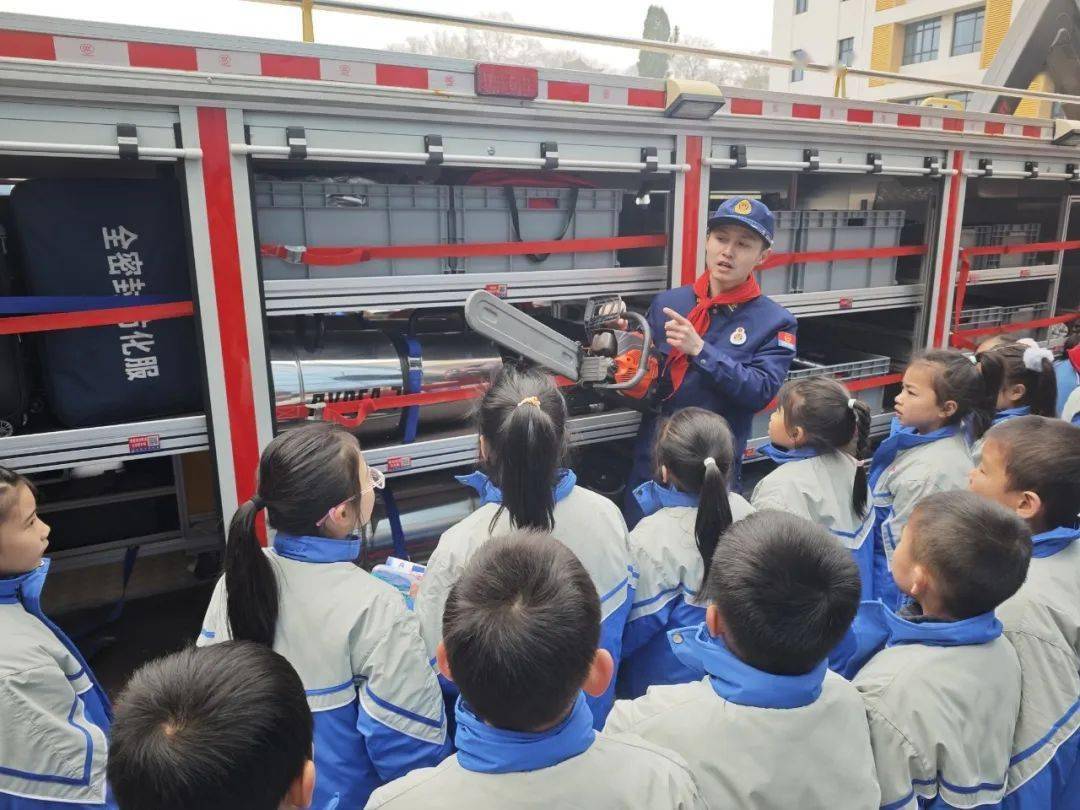 宜春市少先队总辅导员,市消防救援支队团委书记李季走进四(4)中队,为