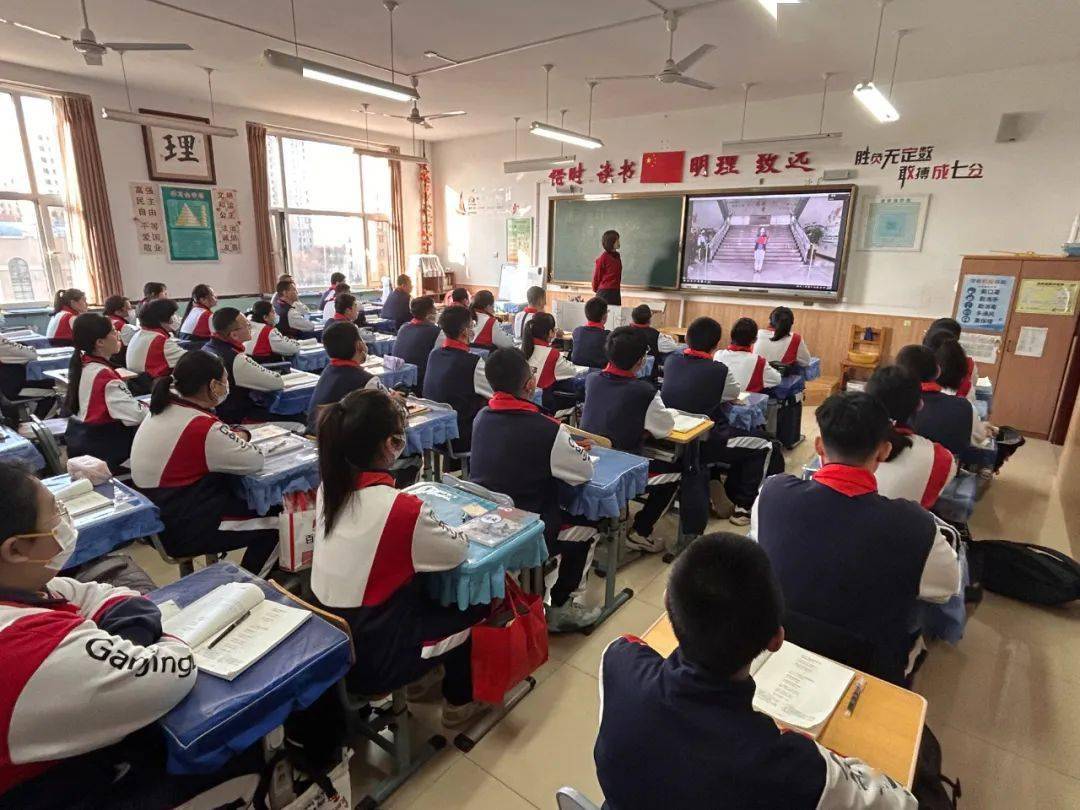 天津市第八十中学校服图片