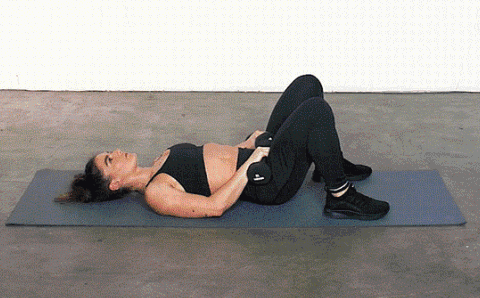 动作六【平躺吸腿,锻炼背部肌肉】动作七【仰卧空中自行车,锻炼大腿