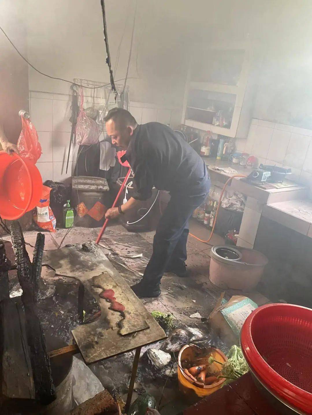 厨房突发火情丹灶警辅邻居紧急救援