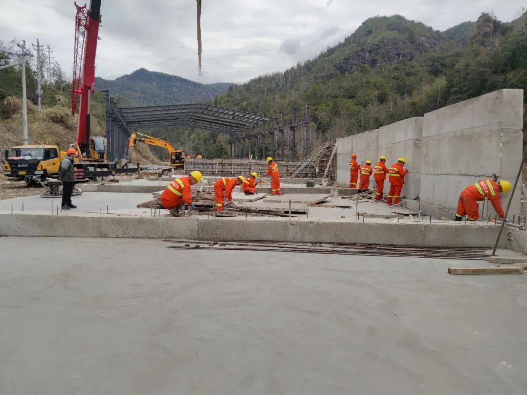 乌牛互通及连接线工程完成投资6000万元,完成隧道左右洞进洞管棚施工