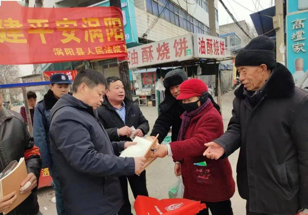 放置宣传教育展板,设立咨询台,悬挂横幅,发放扫黑除恶宣传单等方式,向