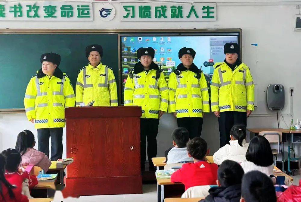 师生们围在讲台处,孩子们认真听老师讲解,不断和老师互动交流,弄不懂