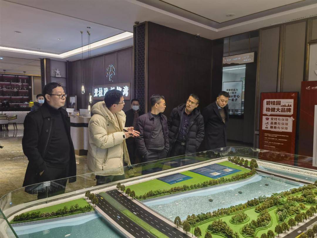 金剑欣一行首先来到碧桂园悦榕湾项目现场,同企业负责