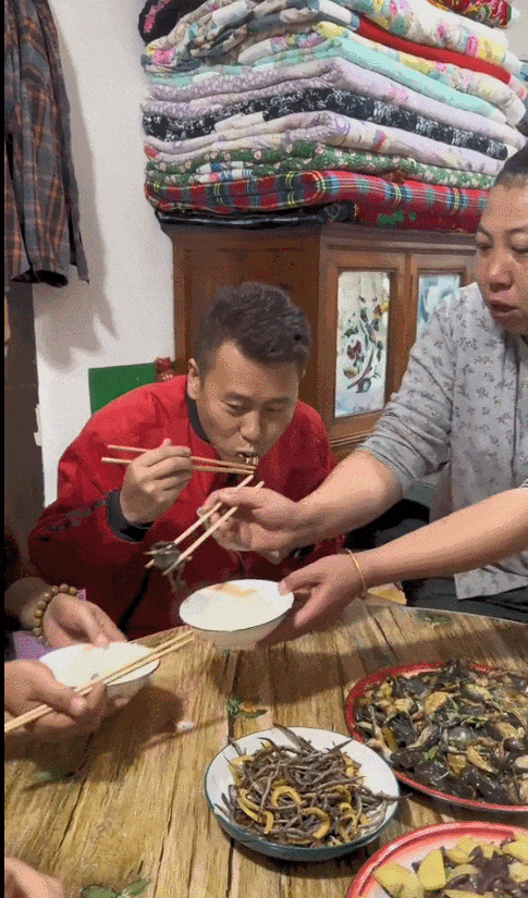 她是战狼版李子柒徒手能扛一头猪迷之吸引脆皮年轻人