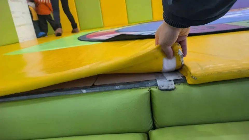 黄山爱婴宝婴幼儿照护服务有限公司黄山2,沿街一面的商铺窗户全部被