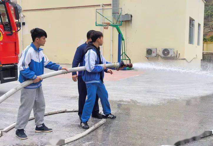 当天,在凤山县高级中学凤山县消防救援大队向五个小伙颁发"优秀消防