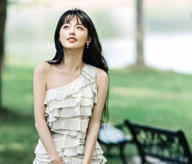 张嘉倪晒美照庆生,深v开到腰间五官大变样,买超带女友回新房_生活