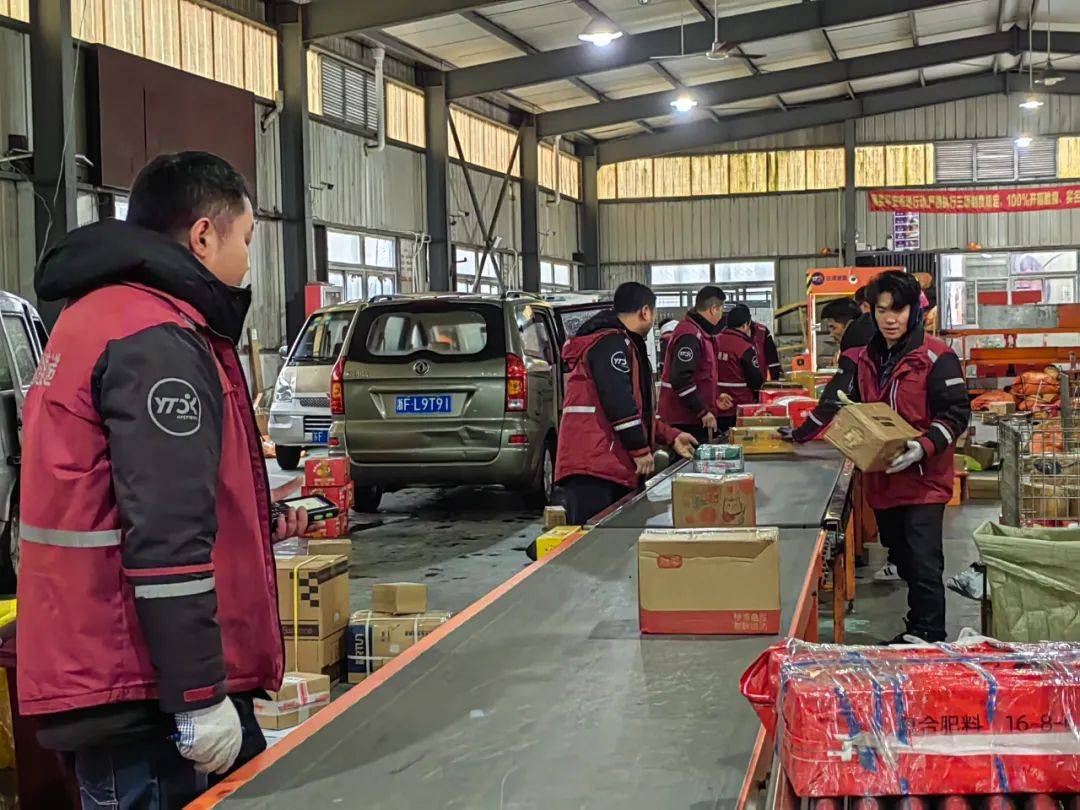 2月29日下午,记者在圆通速递嘉定黄渡分公司看到,一辆物流车辆停稳后