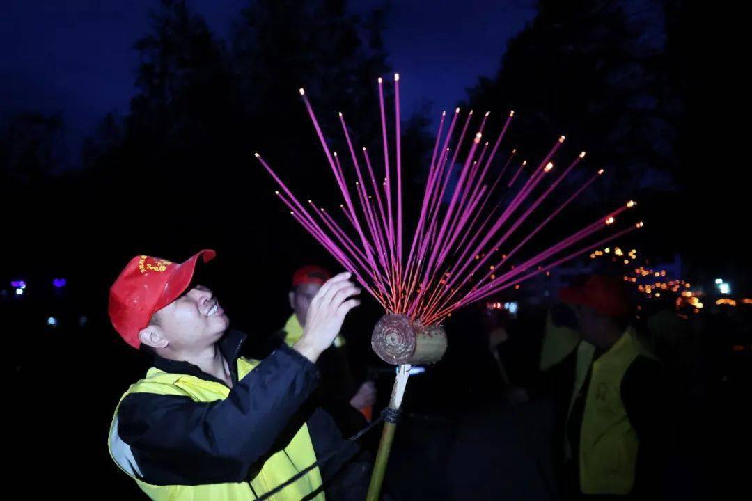 元宵节晚上,村民舞着草龙到山上祖坟旁请香,将龙的全身播满香火,下山
