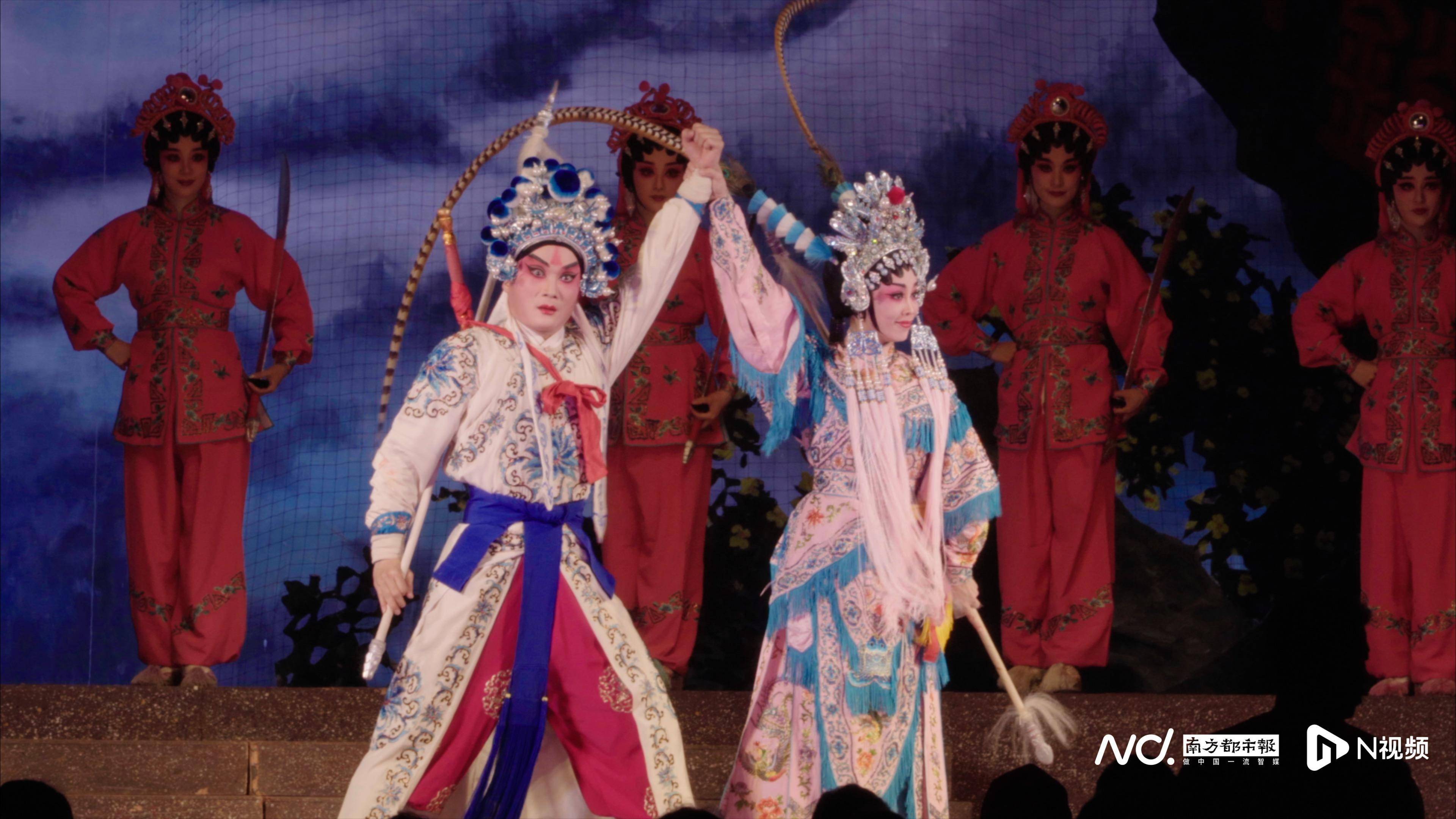 《洞庭良缘》,由丁凡,蒋文端和文汝清主演,图为最后一场"花好月圆"