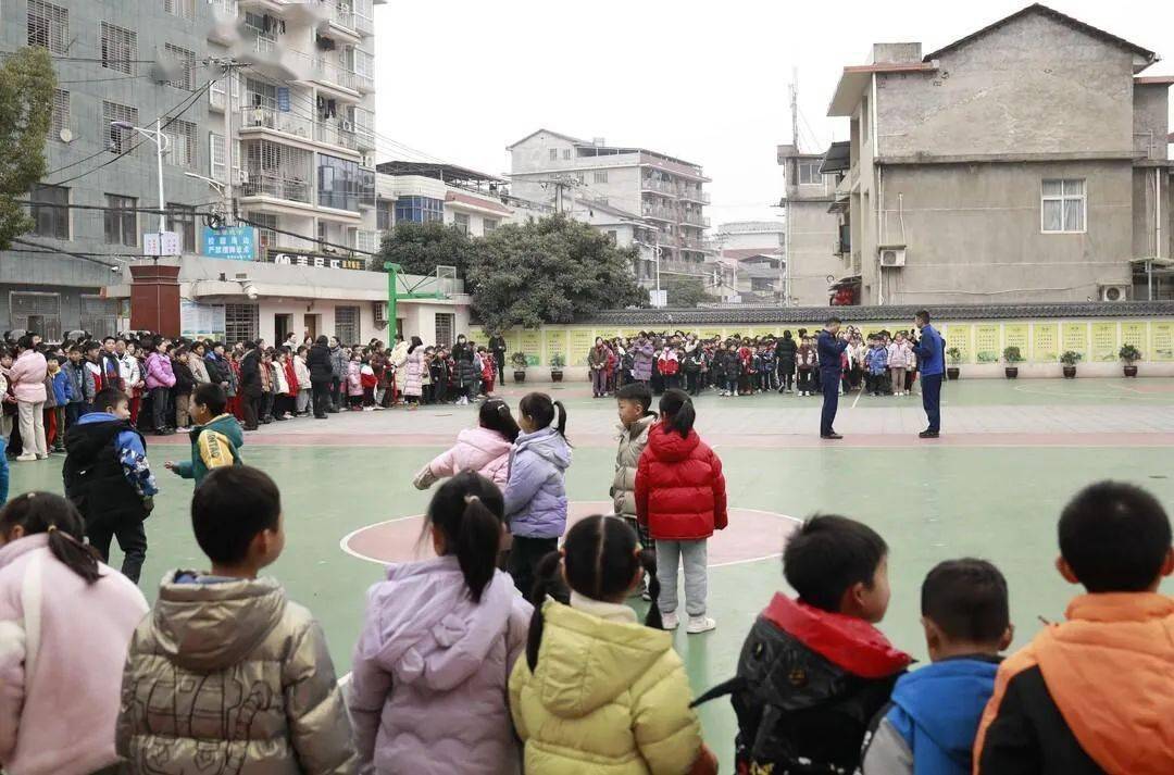下一步,慈利消防将继续紧盯校园消防安全,大力开展"消防安全进校园"