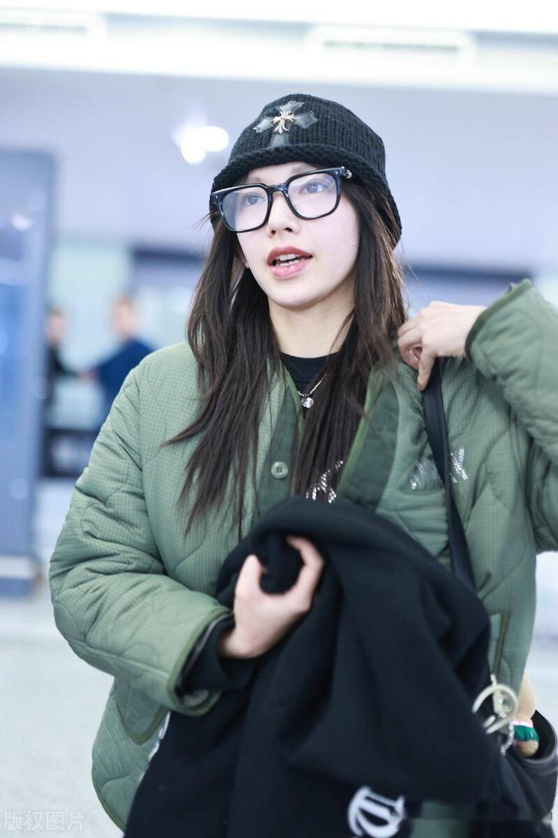 程潇上海到达,军绿色棉服搭配黑色线帽元气满满_机场