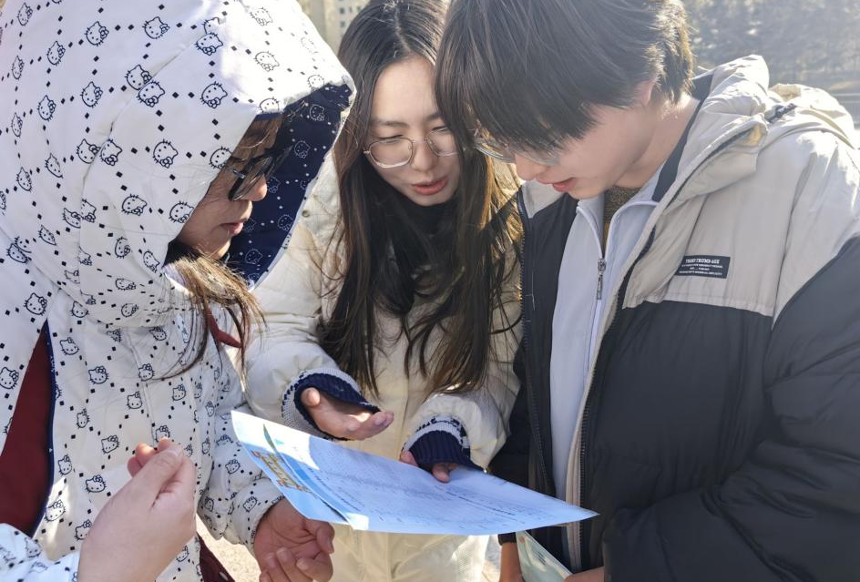 能源科学与工程学院的赵子恒向陕西省宝鸡市眉县中学的学弟学妹们展示