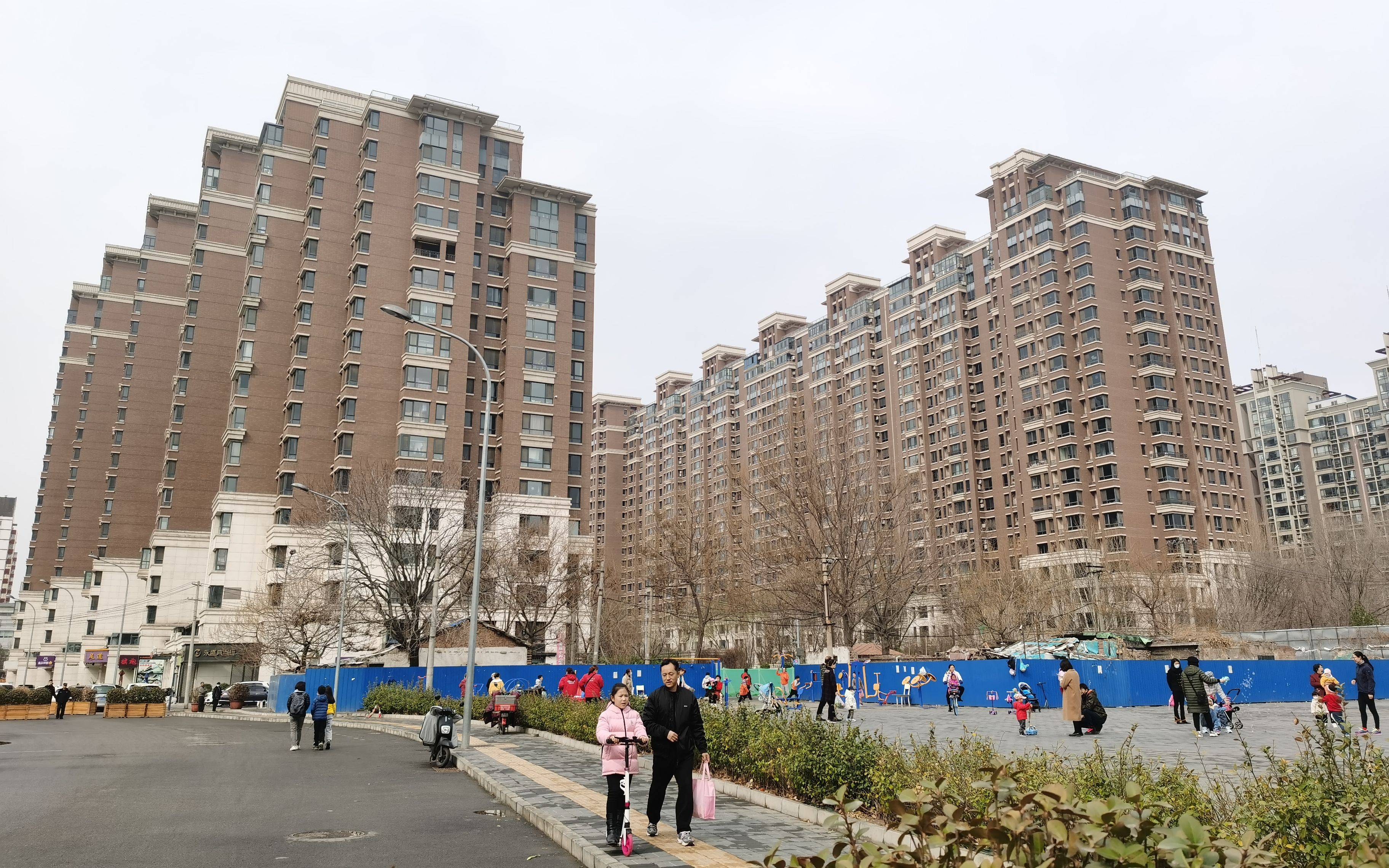 新闻8点见丨周末逛古旧书市,看古籍修复;高群书:不能看着姚安娜受冤枉